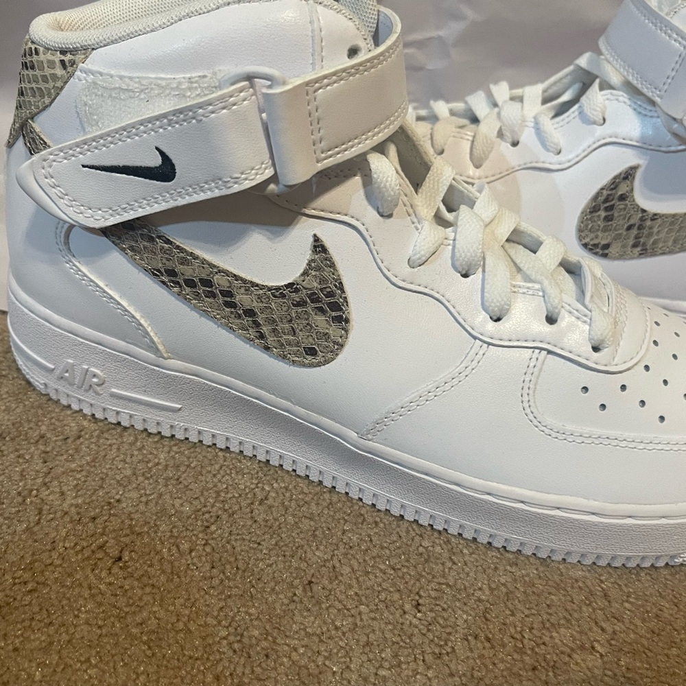 Nike White and Gray Patterned High-Tops